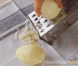 Треска под картофельной корочкой: Очистить картофель от кожуры  и натереть на крупной терке на кухонное полотенце. Свернуть полотенце и максимально отжать сок. Смешать картофель с яичной смесью.