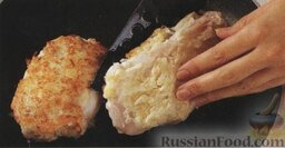 Треска под картофельной корочкой: В антипригарной сковороде разогреть на среднем огне 2 ст. л. растительного масла. На раскаленную сковороду выложить треску в кляре и обжарить с двух сторон в течение 10–15 минут. Готовую рыбу выложить на тарелку. Подавать треску в кляре с бальзамическим соусом, спаржей и сушеными помидорами (по желанию).    *  Бальзамический соус:  В небольшой кастрюле смешать 2 ст. л. сахара, 2 ст. л. бальзамического уксуса, ½ овощного бульонного кубика, 1 ч.л. кукурузного крахмала и  ¾ стакана воды. Непрерывно помешивая, довести до кипения. Уменьшить огонь и варить 1 минуту или до тех пор, пока соус слегка не загустеет. Готового соуса получится около ¾ стакана. Подавать теплым.