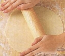 Эмпанадас (печеные пирожки): Предварительно разогреть духовку до 200-220 градусов. Раскатать тесто толщиной около 2 мм.
