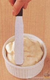 Абрикосовое суфле: Разложить абрикосовое суфле в подготовленные формочки.   Металлической лопаткой придать десерту куполообразную форму. Поставить суфле на противень и убрать в холодильник на 3 часа. По истечении этого времени достать суфле и выпекать в духовке 12-15 минут до золотистого цвета. Подавать суфле абрикосовое теплым.