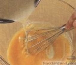 Десерт Крем-брюле: Медленно смешать молочную смесь с яичной. Хорошо перемешать. Разлить в формы для суфле (по 120 г) и поставить на противень с высокими бортиками. Поставить в духовку.