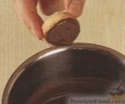 Кокосовые печенья-пуговки: Выпекать кокосовые печенья 20-25 минут до золотистого цвета. Готовое печенье-пуговки с кокосом охладить на кухонной решетке. В маленьком сотейнике растопить шоколад с маргарином на медленном огне. Окунуть каждое изделие в растопленный шоколад.