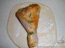 Пирог с курицей "НАСЕДКА": Голень нафаршированную кладем на кружок раскатанного дрожжевого теста, который смазан майонезом.