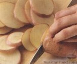 Печеная треска с фенхелем и картофелем: Предварительно разогреть духовку до 220 градусов. Каждую картофелину порезать на тонкие ломтики.