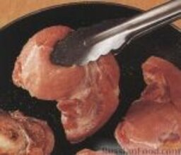 Свинина с жареными яблоками: Мясо помыть и обсушить бумажным полотенцем. Выложить на сковороду и жарить на среднем огне до легкого коричневого цвета.