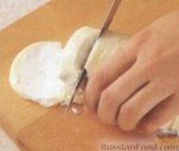 Маринованая козья брынза: Нож смочить в горячей воде, высушить и порезать сыр на 4 кружочка. Сушеные помидоры порезать.