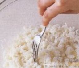 Рисовый салат с кукурузой: В соус высыпать отварной рис и хорошо перемешать. Охладить в течение 30 минут.