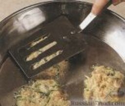 Овощные котлеты: В большой сковороде на среднем огне разогреть масло. Из овощной массы формовать котлеты и выкладывать на раскаленную сковороду.