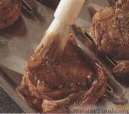 Жареная баранина: Жарить 4 минуты. Обмазать куски мяса желейной смесью и поставить зажариваться в течение еще 1 минуты. Перевернуть мясо и обжарить в течение 4 минут.
