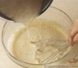 Домашнее мороженое: Приготовить заварной крем. Для этого в трехлитровой кастрюле с толстыми стенками довести до кипения сливки и молоко. Тем временем в средней миске смешать яичные желтки, соль, ваниль и сахар. Постепенно добавить молочную смесь в яичную.