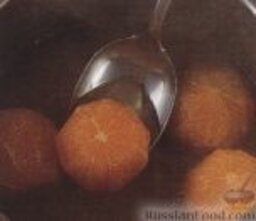 Компот с медом, грушами и апельсинами: Выложить апельсины в кастрюлю, в которой варились груши. Закипятить и варить на среднем огне 5 минут. Переложить апельсины к грушам. Жидкость проварить в течение еще 5 минут. Вылить сверху на фрукты. Дать остыть и поставить компот из груш и апельсинов в холодильник не менее чем на 3 часа.   Подавать компот из груш и апельсинов с дольками лимона и листочками мяты.