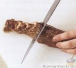 Жареная свинина: Порезать мясо по диагонали на куски толщиной 1,5 см. Подавать мясо с овощами на большом блюде. Полить соусом.