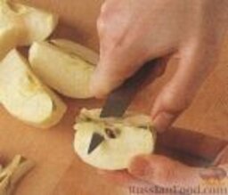Тыквенный суп: Почистить, удалить сердцевину и порезать яблоки на куски размером 1,5 см.