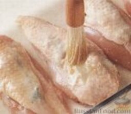 Куриные грудки фаршированные: Смазать грудки маслом с помидор. Посыпать солью и 1/2 ч. л. перца. Запекать 35-40 минут. Готовые грудки подавать теплыми с цукинни. Украсить веточкой базилика.