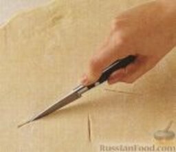 Песочное тесто (2 слоя): На втором корже сделать надрезы ножом и накрыть им первый корж с начинкой.