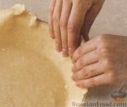 Яблочный пирог: Расстелить в миске один слой теста, высыпать яблочную смесь. Выложить порубленный маргарин.