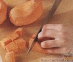 Чечевица по-индийски: Сладкий картофель почистить и порезать на куски размером 1,5 см. Должно получиться 3 стакана. Отставить в сторону.