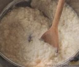Рисовый пудинг с сушеными вишнями: Накрыть, готовить 1 1/4 часа, периодически помешивая. Добавить ванильный экстракт. Переложить в большую миску. Добавить вишни, ром и соль.