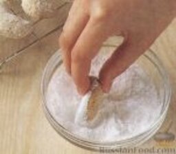 Печенье с орехами: В небольшую миску насыпать сахарную пудру. Теплые изделия по одному обмакнуть со всех сторон в пудру. Выложить на решетку для полного охлаждения. Проделать тоже самое со второй половиной теста. Готовое охлажденное печенье с орехом переложить в плотнозакрывающуюся посуду.