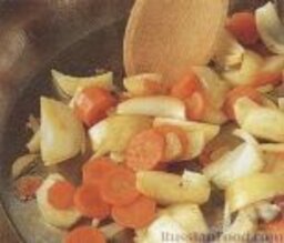 Мясные фрикадельки в томатном соусе: В ту же сковороду высыпать лук, морковь, сельдерей и готовить, помешивая, в течение 10 минут.