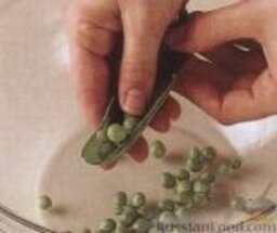 Салат из зеленого горошка: Свежий горох освободить от стручка. В трехлитровой кастрюле довести до кипения 3/4 стакана воды, высыпать горошек.