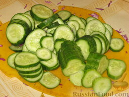 Салат из краснокочанной капусты: Нарезать огурцы кольцами и добавить в капусту. Перемешать.