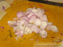 Салат из краснокочанной капусты: Нарезать лук, можно зеленый, и также добавить в салат. Перемешать.