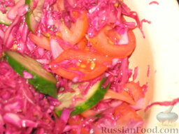 Салат из краснокочанной капусты: Помидорчики также режем кольцами, и в салат из краснокочанной капусты добавляем в последнюю очередь. Всё тщательно перемешиваем, добавляем укроп и заправляем растительным маслом. Сверху для аромата посыпаем салат из краснокочанной капусты сухим базиликом.