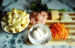 Картошка в горшочках с куриным филе: Картошку, морковь, лук и чеснок очищаем.   Картошку и куриное филе нарезаем кубиками.   Лук нарезаем мелкими кубиками.   Морковку натираем на тёрке.   Две столовые ложки сметаны смешиваем с чесноком, выдавленным с помощью чесночницы.