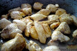 Картошка в горшочках с куриным филе: Куриное филе солим, перчим, посыпаем пряностями.   Обжариваем филе на растительном масле.   Лук обжариваем на другой сковороде вместе с морковью.