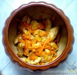 Картошка в горшочках с куриным филе: Сверху выкладываем слой лука и моркови.