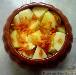 Картошка в горшочках с куриным филе: На картошку - ещё раз морковь с луком.   Заливаем бульоном или водой на 1/4 часть горшочка.