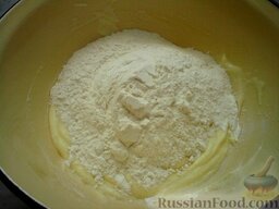 Печенье сахарное: Затем добавить муку и разрыхлитель, замесить не очень крутое тесто.