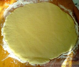 Печенье сахарное: Раскатать тесто на посыпанном мукой столе, толщиной 5 мм. Посыпать сахаром. Я ещё часть теста намазала тёртой цедрой апельсина.