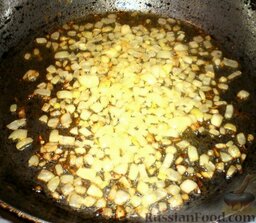 Картошка в горшочках с грибами: Лук обжариваем на растительном масле до светло-золотистого цвета (3-4 минуты).