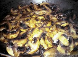 Картошка в горшочках с грибами: К луку добавляем шампиньоны и часть вымоченных белых грибов. Перчим, солим. Обжариваем около 5 минут.