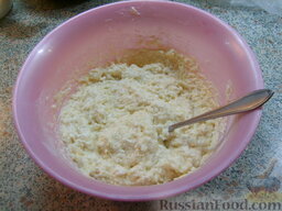 Сладкие сырнички: 1. Сначала замешиваем не очень густое тесто на сырнички: творог, яйца, сахар, мука, ванилин.