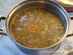 Суп Детский с ежиками: 2. Добавляем кипяченой воды 1/2 кастрюли. Режем лук кубиками и морковь, добавляем в суп. Варим 20 минут, пробуем, солим. Картофель, нарезанный брусочками, кладем в кастрюлю, лаврушку, черный перец горошком 5 шт.