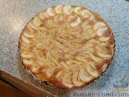Яблочный пирог с зефиром: 4. В разогретую до 180 гр. духовку ставим пирог на 40 минут. Достаем.