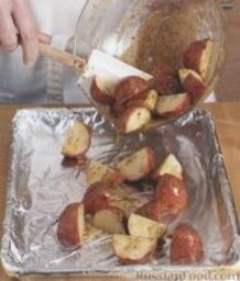 Жареный картофель: Сразу после перемешивания выложить картофель на противень и запекать 25-30 минут.  Подавать жареный картофель горячим.