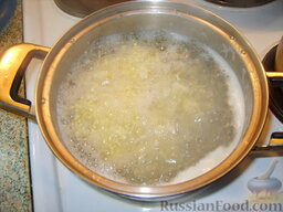 Рассольник постный: Как приготовить постный рассольник:  1. Варим нарезанный картофель; как закипел, добавляем промытое пшено и варим еще минут 7-10.