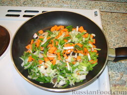 Рассольник постный: 2. Пока картошка и пшено варится, на растительном масле зажариваем нарезанную морковь и лук-порей.