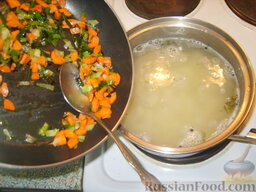 Рассольник постный: 3. Добавляем овощи в суп. Перемешиваем.