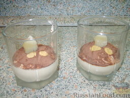 Заварные пирожные с кремом: Если остался крем, можно сделать детям десерт. В стаканчики кладем крем, сверху посыпаем какао-гранулками, кладем кусочек ананаса, кукурузные хлопья. В холодильник на полчаса - и готово.