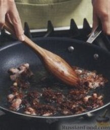Спагетти с курицей в сливочном соусе: В большой сковороде на среднем огне поджарить бекон в течение 5-8 минут. Добавить курицу, чеснок и перец. Жарить пока чеснок не станет коричневого цвета, около 1 минуты.