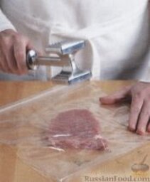 Свиные отбивные: Предварительно разогреть духовку до 100 градусов.  Свинину порезать на порционные куски, толщиной 1 см, отбить кухонным молоточком, посолить и поперчить.