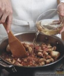 Куриное филе в сливочном соусе: В сковороду высыпать грибы и ветчину, жарить до мягкости грибов, около 3-4 минут. Добавить вино и сливки.