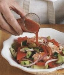 Салат с креветками и овощами: Смешать креветки с овощами, оливками, зеленью и оставшейся 1 ст. л. Масла, посолить, поперчить. Заправить овощной салат с креветками приготовленной заправкой.