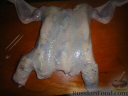 Курица, фаршированная блинами: Курица, фаршированная блинчиками, перед отправкой в духовку.