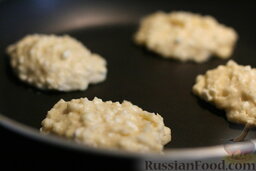 Сливочные сырники: Выкладываем тесто ложкой на разогретую СУХУЮ сковородку.